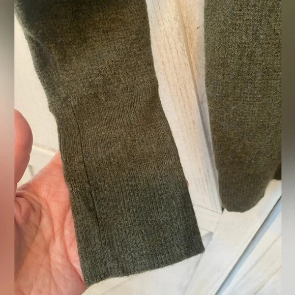 Tahari Forest Green Wool V-Neck Sweater Women’s Large Dark Academia Preppy - Picture 7 of 9